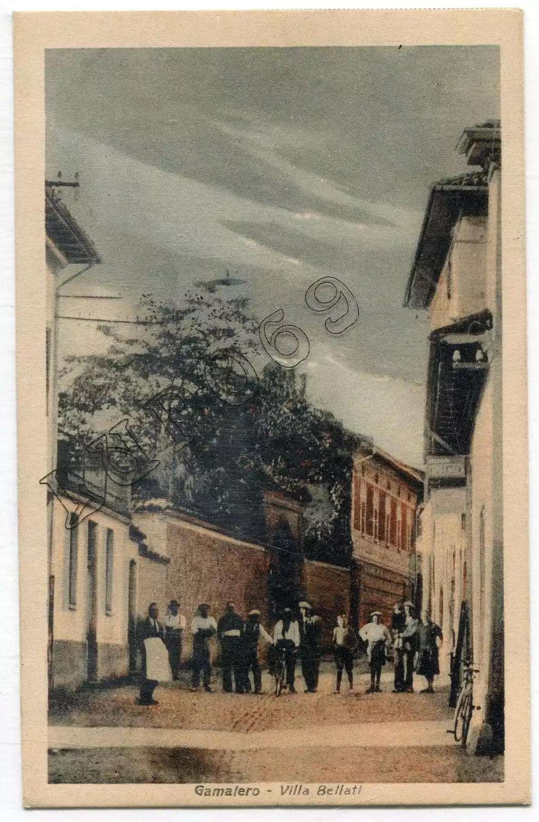 Centro Paese arrivando da Alessandria (1934). Via UMBERTO I° (ora Via Gonella). Vista dalla Piazza Bongiovanni. (sulla sinistra l'ingresso di Villa Bellati)