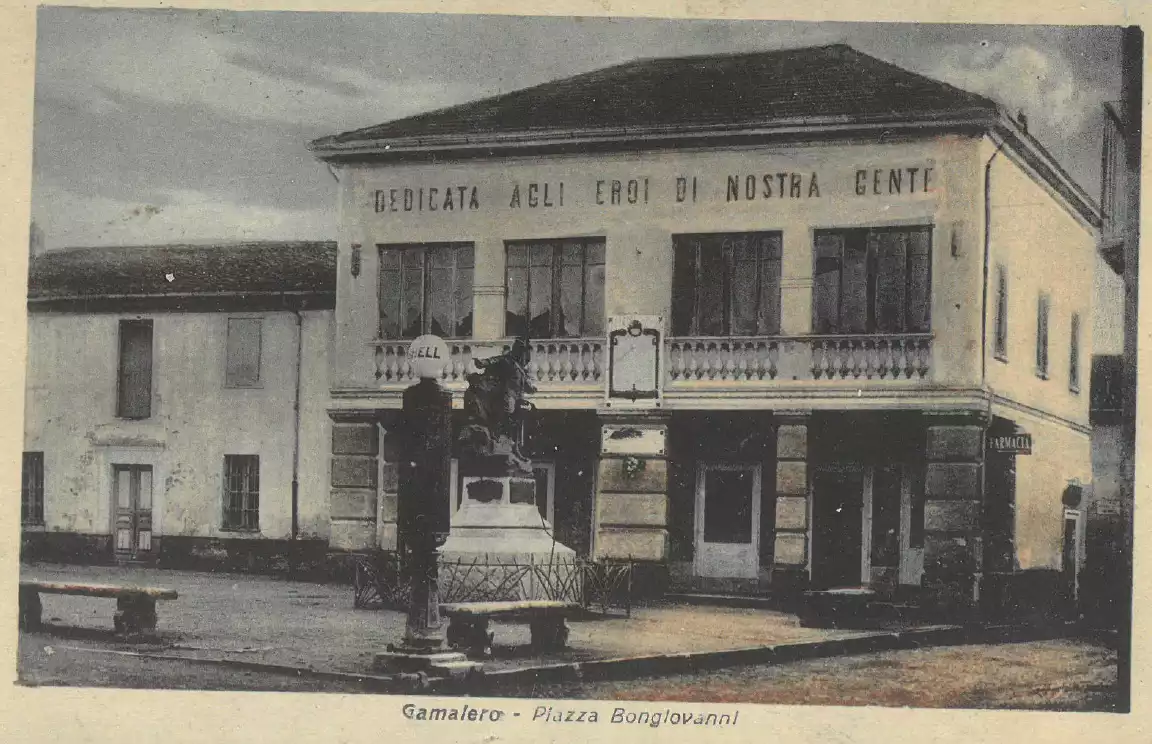 Monumento Capitano Bongiovanni (in primo piano piccolo distributore di benzina SHELL - 1936)