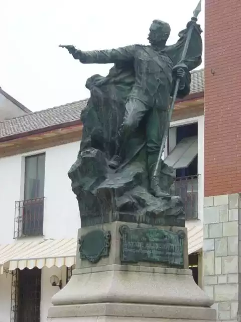 Monumento al Capitano Bongiovanni sito nell'omonima piazza in Gamalero